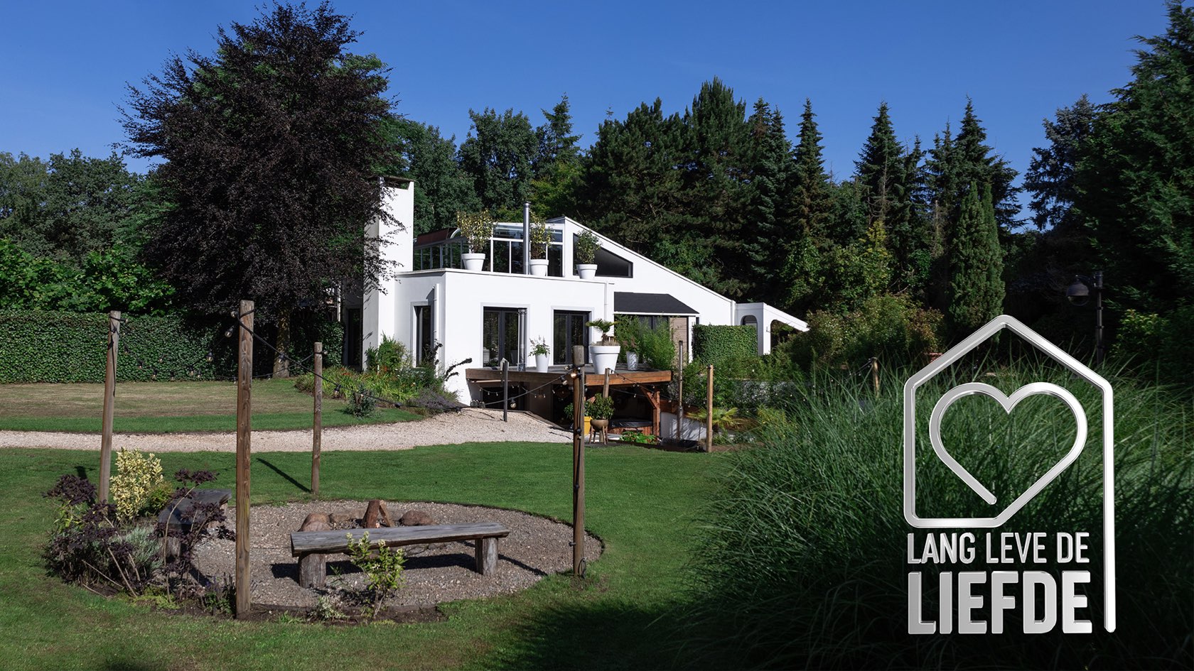 De villa van Lang Leve de Liefde in een groene tuin